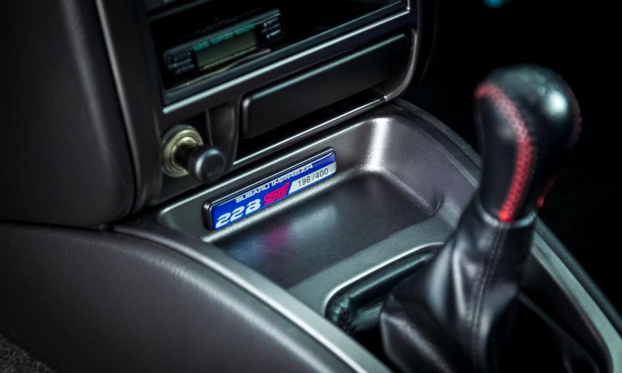 Детали интерьера Subaru Impreza 22B STi (196 of 400) 1998 года  (UK) (фото 17 из 32)